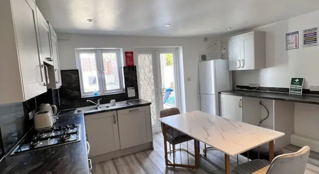 Gillingham - 3 Beds - Sleeps 6 - Garden - Wifi