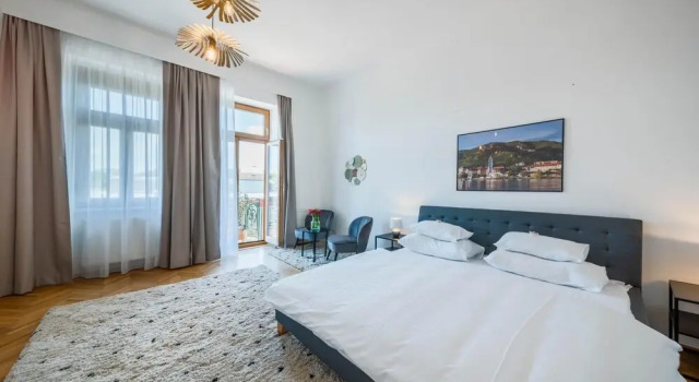 Deluxe Studio With Balcony Kingsize Bed and Free Parking in Krems Downtown, Book Hotel Krems an der Donau 