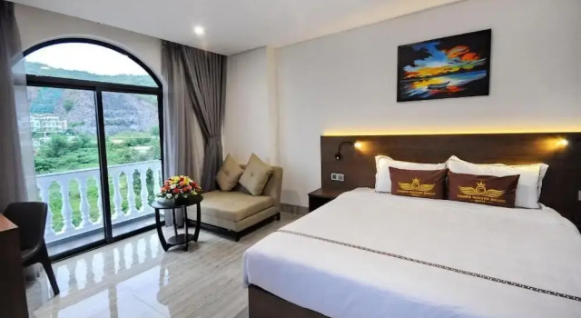 Двухместный номер Deluxe с балконом и с видом на бассейн Crown Nguyen Hoang Hotel