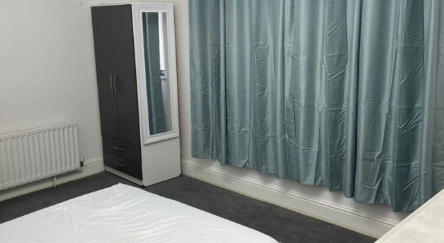 Charming 5-bed House in Mitcham
