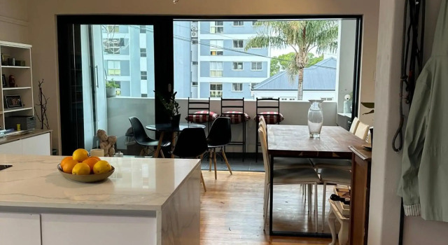 PRIVATE ROOM in Shared Apartment - Centrally Located in Green Point, Cape Town