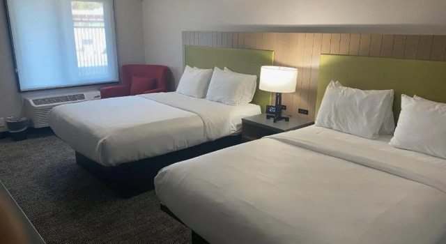 Четырёхместный номер Standard Country Inn & Suites by Radisson, Vallejo Napa Valley, CA