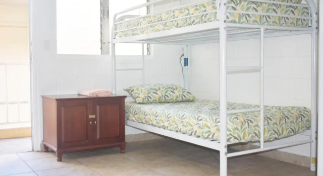 Кровать в общем номере Waikiki Beachside Hostel