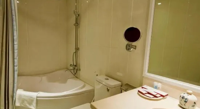 Семейный номер Standard с балконом La Beaute De Hanoi Hotel