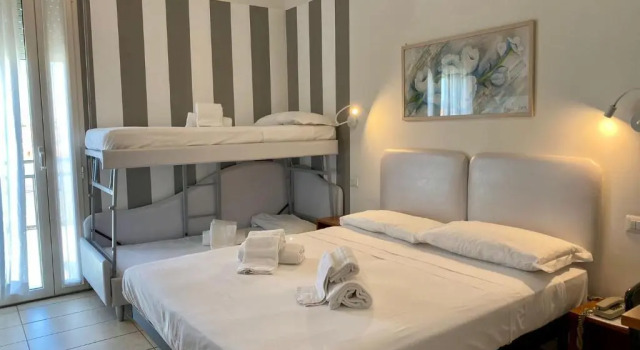 Четырёхместный номер Standard с балконом Hotel Berenice