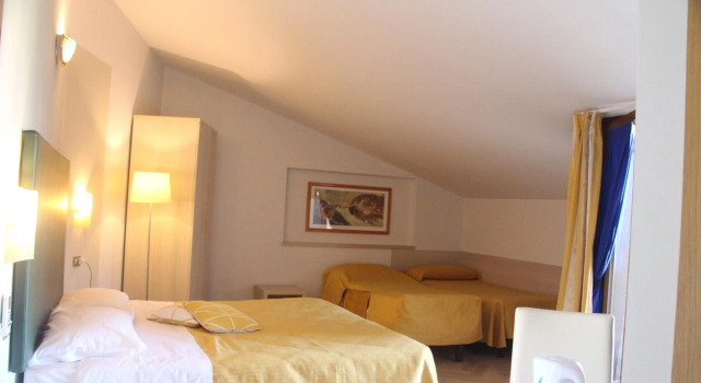 Albergo Sole, Забронировать Отель Отели в центре Сан-Дзено-ди-Монтанья с завтраком, отели в центре Сан-Дзено-ди-Монтанья с завтраком