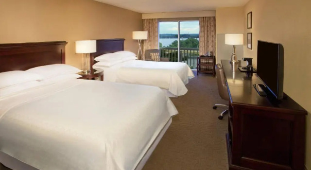 Четырёхместный номер Standard Sheraton Louisville Riverside Hotel