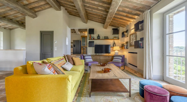 On a private road, nestled among olive trees and unspoilt landscapes, lies Villa Polvese. In an elev-Villa Polvese