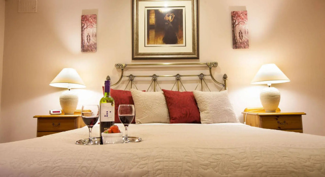 The Tides B&B, Book Bed and Breakfast Hoteller i Ballynaskreena med parkering, Parkering