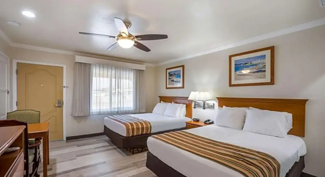 Четырёхместный номер Standard Rodeway Inn at Morro Bay
