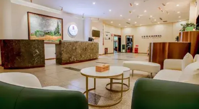 Homeinn Fairyland Hotel (Korla Tianshan West Road), Rezerwuj Hotel Hotele w Korla z parkingiem, Parking