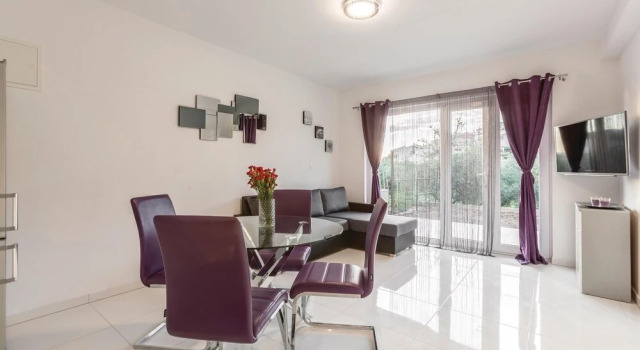 Nice Home in Podstrana With Wifi and 2 Bedrooms, Varaa Hotelli Hotellit Strožanac pysäköinnillä, Pysäköinti