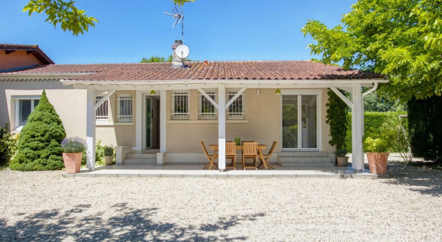 Modern Holiday Home in Barry-d'Islemade with Pool, Book Hotel Hotels in Castelsagrat with Parking, Parking