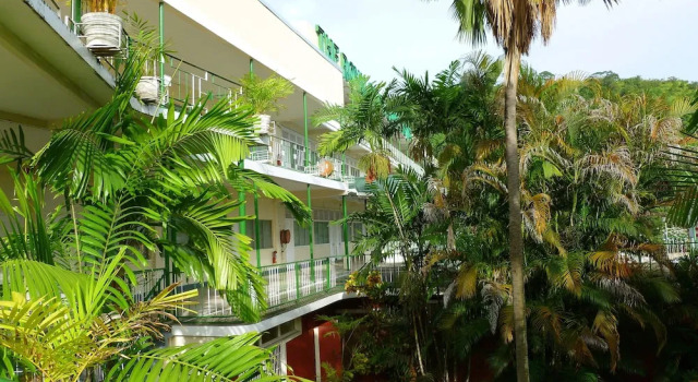 Четырёхместный люкс Executive Royal Palm Suite Hotel
