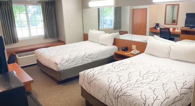 Четырёхместный номер Standard Monument Inn & Suites
