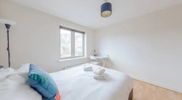 Spacious 2 Bedroom Apartment Near White City