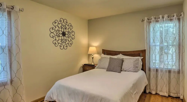 Pet-friendly Whitefish Bay Getaway w/ Large Yard!, 预订 酒店 怀特菲什 美利坚合众国-美利堅合眾國