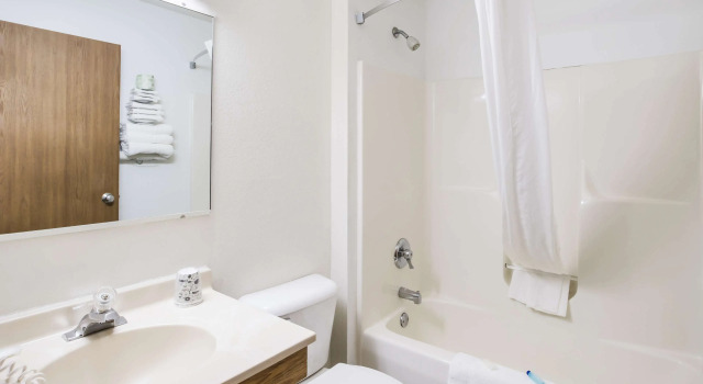 Четырёхместный номер Standard Americas Best Value Inn Charlotte