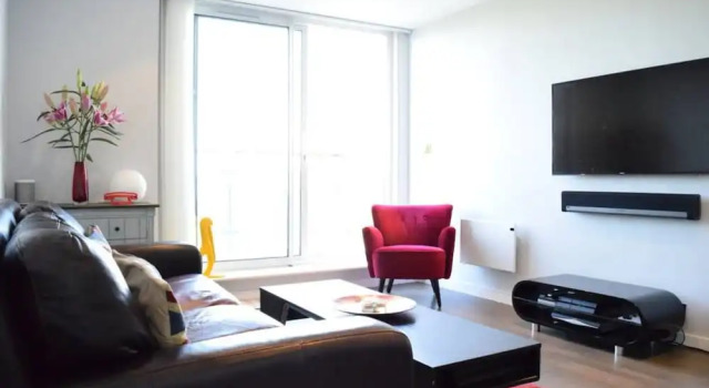 East London 2 Bed Flat With Balcony