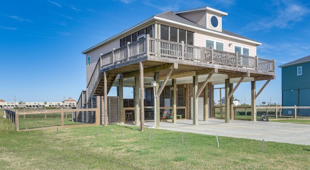Crystal Beach Home w/ Covered Patio: Pets Welcome!, Rezerwuj Dom wakacyjny Hotele w Crystal Beach z parkingiem, Parking