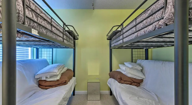 Orange Beach Resort Condo w/ Pool - Walk to Beach!, Prenota Resort Hotel a Alabama con parcheggio, Parcheggio