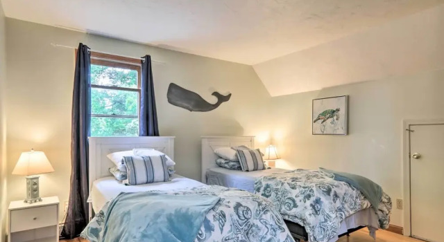 Walk to Main Street: Cozy Cottage in Hyannis, Забронировать Дом для отпуска Хайаннис Полуостров Кейп-Код