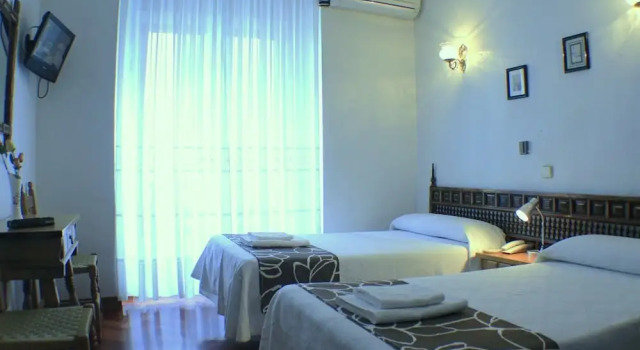 Двухместный номер Standard с балконом и с видом на город Hostal Esmeralda