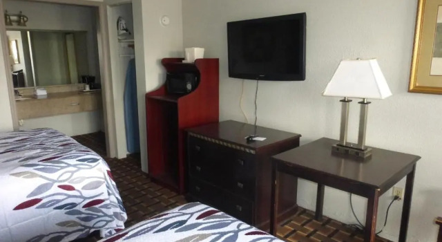 Четырёхместный номер Deluxe Red Roof Inn Evergreen