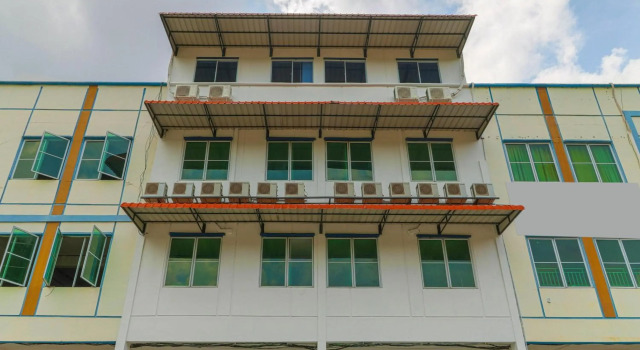 RedDoorz Plus Near Kepri Mall