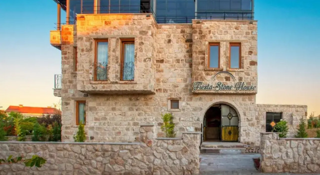 Cappadocia Fiesta Stone House, Забронировать Отель Отели Учхисар с парковкой, рядом с Крепость Учхисар, Парковка