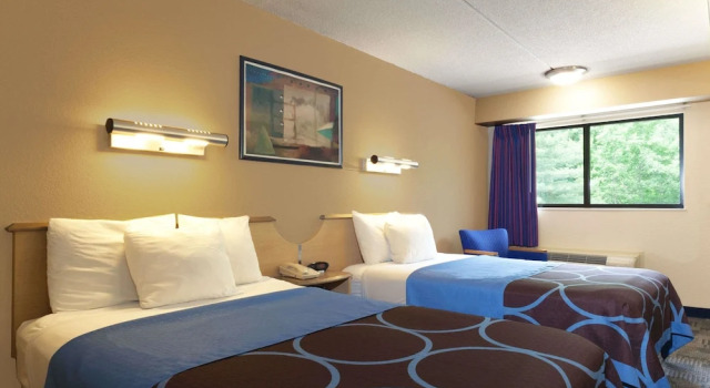 Четырёхместный номер Standard с балконом Days Inn by Wyndham Monmouth Junction-S Brunswick-Princeton