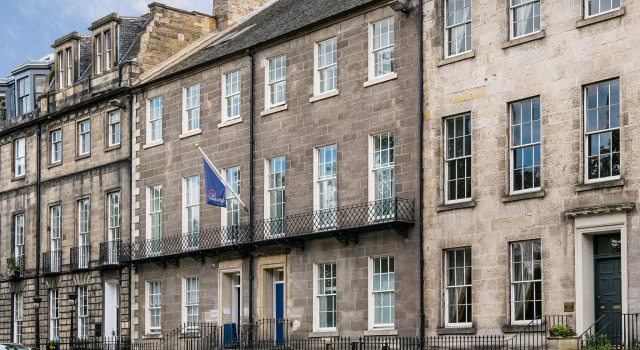 Travelodge Edinburgh Central Queen Street, Забронировать Отель Отели Эдинбурга 3 звезды, рядом с Church of St Andrew &amp; St George, 3*