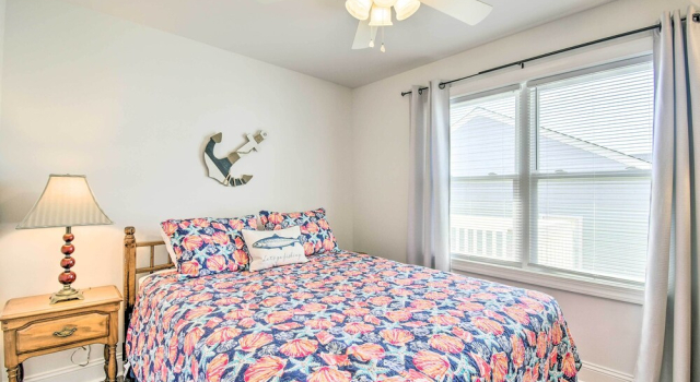 Коттедж Freshly Remodeled Beach House, Steps to Shore