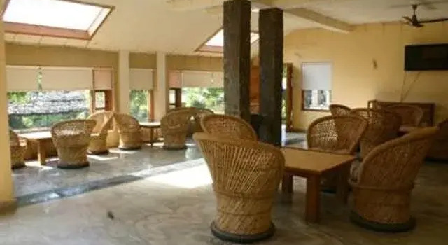 High Bank Himalayan Retreat, Rezerwuj Hotel Hotele w Uttarakhand z basenem, Basen