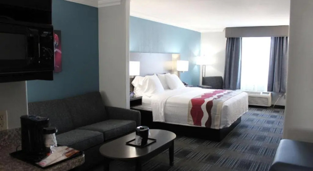 Люкс Best Western Medical Center North Inn & Suites Near Six Flags