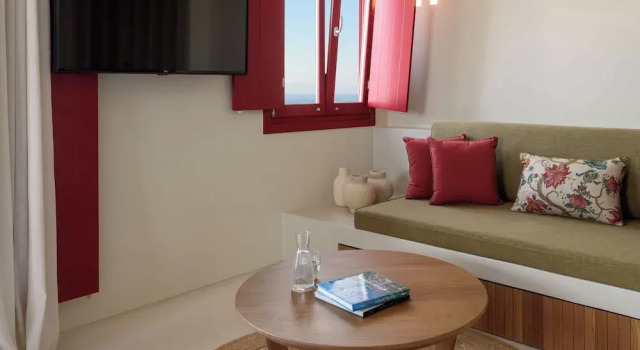 Люкс Deluxe с частным бассейном и джакузи Potnia Theron Suites
