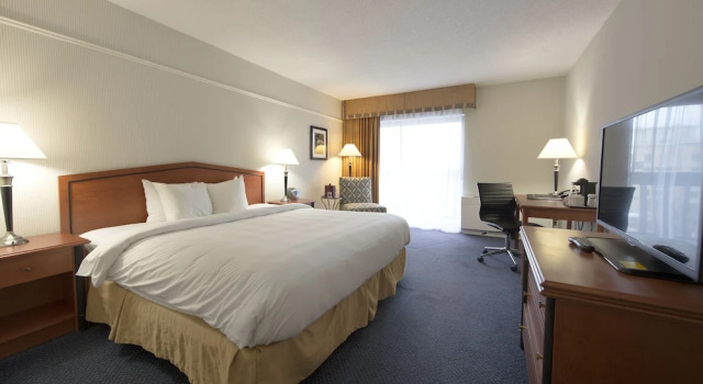 Четырёхместный номер Standard с балконом Toronto Don Valley Hotel and Suites