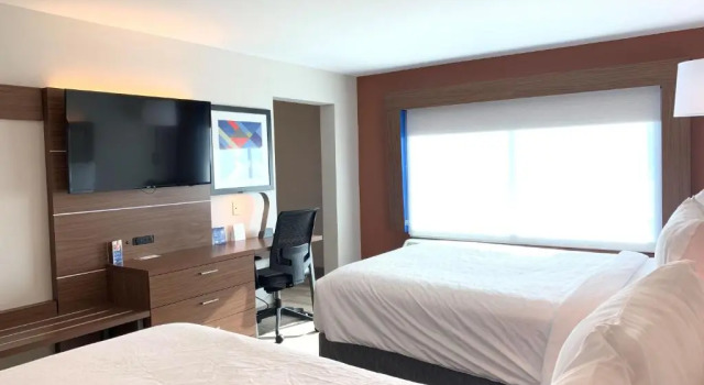 Четырёхместный люкс Holiday Inn Express & Suites Danville by IHG