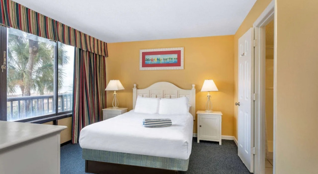 Двухместный люкс с частичным видом Ocean Club Resort Myrtle Beach a Ramada by Wyndham
