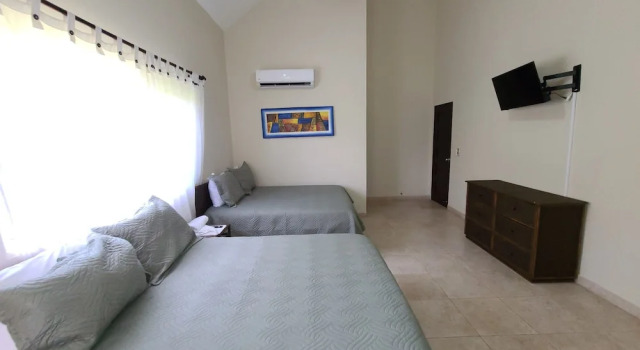 Вилла Villa Hermosa a Spacious Villa Close to Downtown