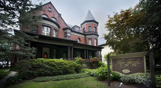 The Peter Herdic Inn, Забронировать Гостевой дом Отели Уильямспорта с парковкой, рядом с Торговая палата Уильямспорта и округа Лайкоминг, Парковка