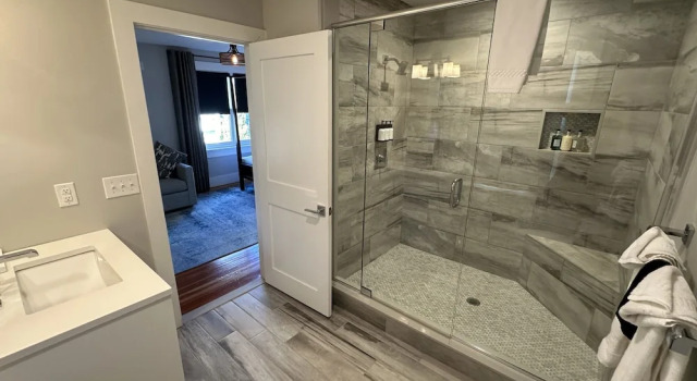 Contemporary 1 Bed/ 1 Bath On Historic Pelham St 1 Bedroom Home, Забронировать Дом для отпуска Виллы Ньюпорт, рядом с Железная дорога Old Colony and Newport Railway, Вилла