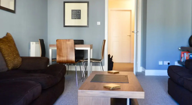 Central Edinburgh 2 Bedroom Apartment, Забронировать Апартаменты/квартира Бротон Эдинбург, рядом с Железнодорожный вокзал Эдинбург-Уэверли