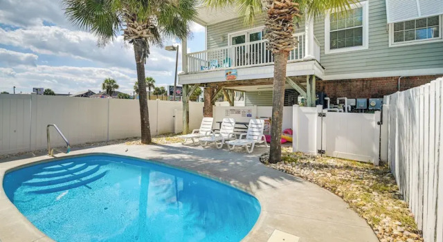 Коттедж с 5 комнатами с балконом Walk to Ocean & Pier: Surfside Beach House w/ Pool