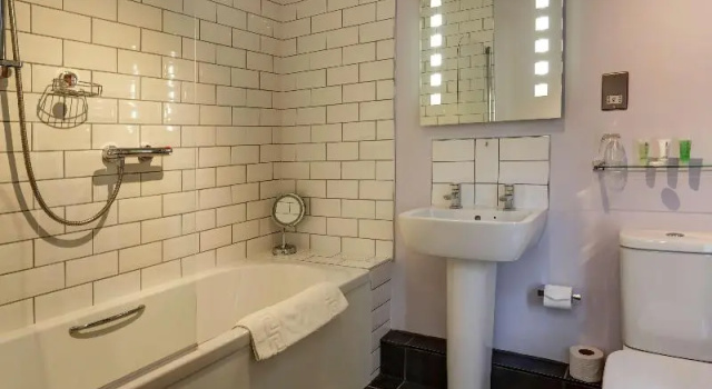 Четырёхместный номер Standard Oaklands Hotel