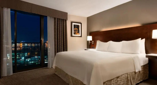 Номер Standard с балконом Radisson Hotel Cincinnati Riverfront