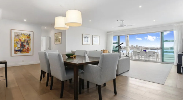 Light and spacious w incredible harbour views, Забронировать Апартаменты/квартира Отели Окленда с парковкой, рядом с Причал Queens Wharf, Парковка