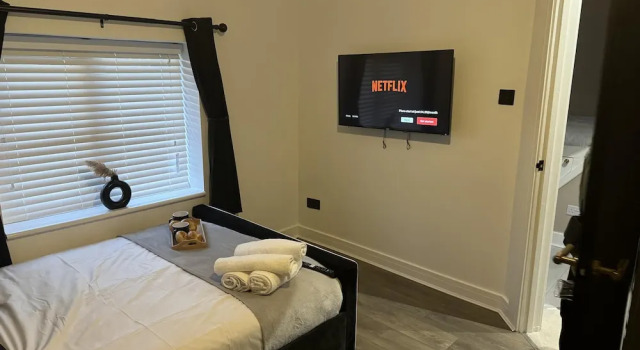 Impeccable 3-bed House in Walsall, Varaa Hotelli Walsall West Midlands