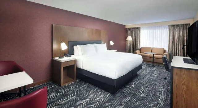 Двухместный люкс DoubleTree by Hilton Manhattan, KS