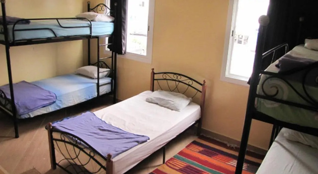 Кровать в общем номере Surf & Travel Camp